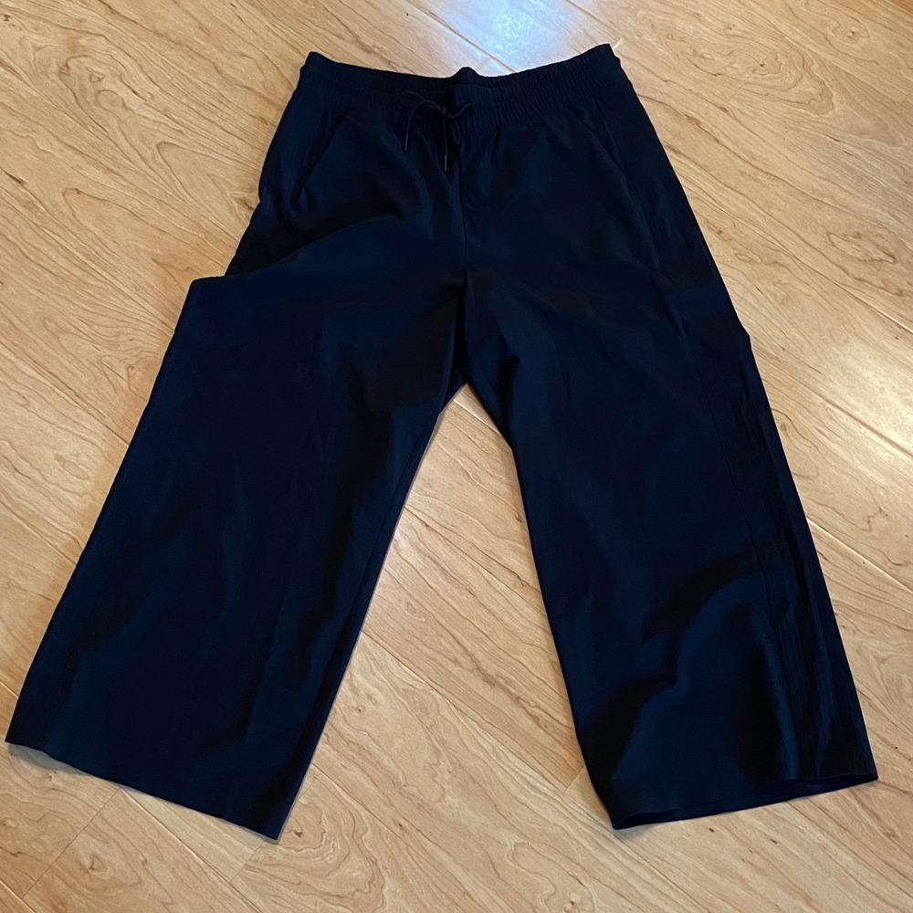 Athleta Black Wide Leg Crop Pants Size 12 Drawstring Elastic Waist Pockets